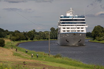 Kiel  Deutschland  Kreuzfahrtschiff Insignia auf dem Nord-Ostsee-Kanal