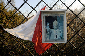 Auschwitz  Polen  Bild von Papst Johannes Paul II haengt an einem Zaun