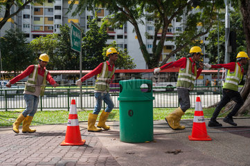 Singapur  Republik Singapur  Arbeiter verlegen Kabel