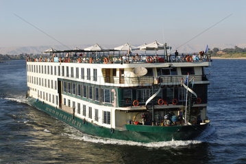 Luxor  Aegypten  Kreuzfahrtschiff auf dem Nil