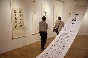 Singapur  Republik Singapur  Besucher in der ION-Kunstgalerie