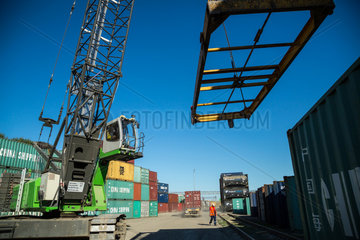 Giurgiulesti  Moldawien  Containerverladung im Hafen Giurgiulesti