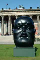 Berlin  Bronzefigur im Lustgarten