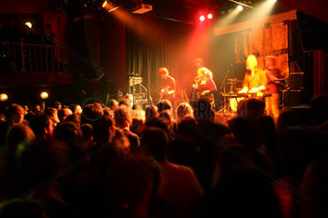Berlin  Deutschland  Besucher eines Konzertes im Festsaal Kreuzberg