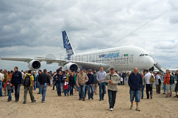 Schoenefeld  Deutschland  Besucher vor einem Airbus A380 auf der ILA