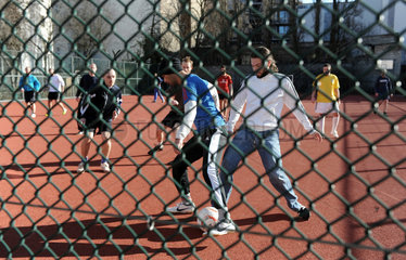 Berlin  Deutschland  Fussballspieler auf einem Bolzplatz