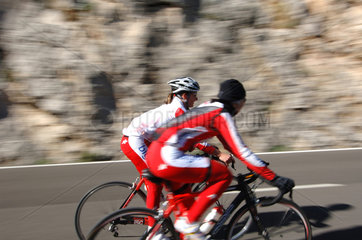 Escorca  Spanien  Radfahrer auf dem Weg durch das Tramuntanagebirge