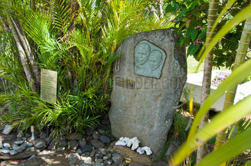Atuona  Franzoesisch-Polynesien  Grab von Jacques Brel auf dem Friedhof von Atuona