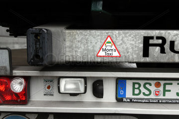 Braunschweig  Deutschland  Aufkleber mit der Aufschrift: Mom's Taxi auf einem Lkw