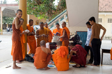 Phnom Penh  Kambodscha  buddhistische Moenche bei einem Strassenhaendler