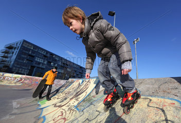 Utrecht  Niederlande  Junge faehrt Inlineskates in einer Halfpipe