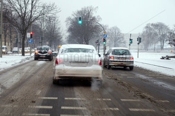 Berlin  Deutschland  Strassenverkehr im Winter nach Schneefall