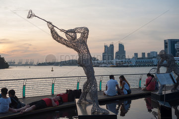 Singapur  Republik Singapur  Menschen an der Uferpromenade auf der Insel Sentosa
