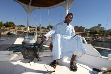 Assuan  Aegypten  Bootsmann auf dem Nil