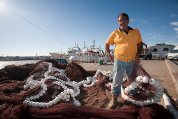 Sanlucar de Barrameda  Spanien  ein Fischer steht zwischen lauter Fischernetzen