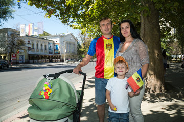 Kischinau  Republik Moldau  Familie in moldawischen Farben am Unabhaengigkeitstag