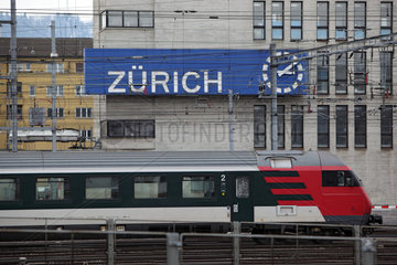 Zuerich  Schweiz  Zug der Schweizerischen Bundesbahn bei der Einfahrt in den Hauptbahnhof