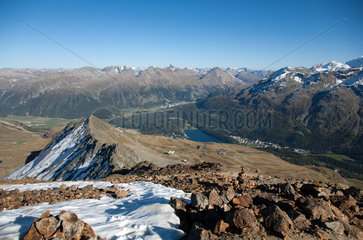 St. Moritz  Schweiz  Blick vom Gipfel des Piz Nair (3057m) Richtung St. Moritzersee