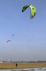 Berlin  Deutschland  Kitesurfer im Tempelhofer Park