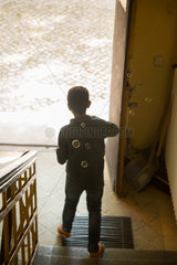 Berlin  Deutschland  syrischer Junge mit Seifenblasen