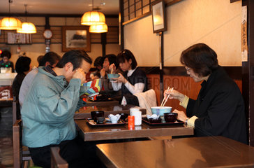 Kamakura  Japan  Menschen in einem Restaurant