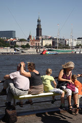 Hamburg  Deutschland  Menschen an der Elbe
