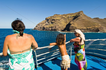 Hakahau  Franzoesisch-Polynesien  Passagiere auf der Aranui 3