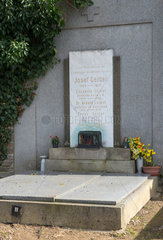 Krumau  Tschechien  Grab der Fotografen Josef und Franz Seidel auf dem Friedhof