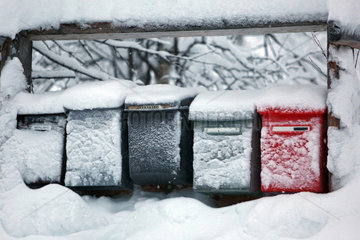 Aekaeskero  Finnland  verschneite Hausbriefkaesten