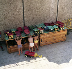 Rostock  DDR  Kinder holen sich im Kindergarten Spielzeug aus einer Kiste