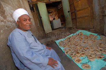 Esna  Aegypten  ein Mann verkauft frisches Fladenbrot