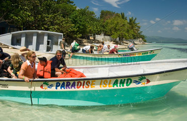 Punta Rucia  Dominikanische Republik  Ausflugsboote am Strand