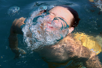 Capodimonte  Italien  Junge taucht aus einem See auf