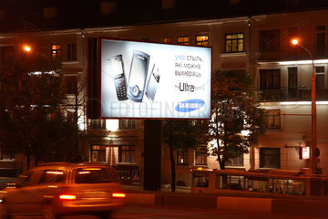 Minsk  Weissrussland  Leuchtreklame fuer Samsung-Handys