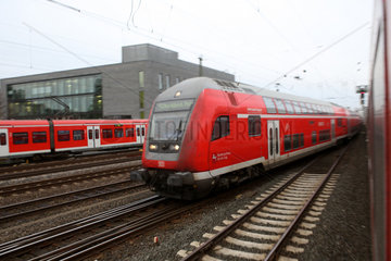 Hannover  Deutschland  Regionalexpress der Deutschen Bahn bei der Ausfahrt aus dem Hauptbahnhof