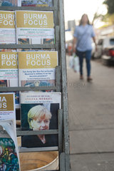 Yangon  Myanmar  Verkaufsregal mit politischer Literatur
