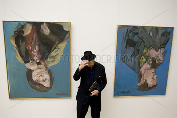 Dresden  Deutschland  der Maler und Bildhauer Georg Baselitz vor zweien seiner Werke