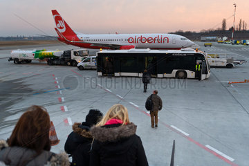 Berlin  Deutschland  Reisende kommen am Flughafen Berlin-Tegel an
