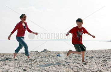 Klink  Deutschland  Mutter und Sohn toben am Strand