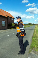 Zonnebeke  Belgien  Polizistin regelt die Umleitung des Verkehrs