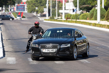 Tiraspol  Republik Moldau  Audifahrer schneidet einen Motorradfahrer