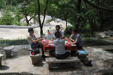 Pjoengjang  Nordkorea  Maenner bei einem Picknick im Moranbong-Park