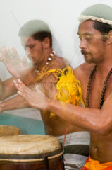 Hanavave  Franzoesisch-Polynesien  polynesische Trommler auf der Insel Fatu Iva