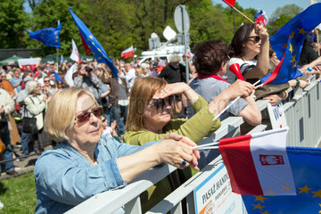 Warschau  Polen  Demonstration eines ueberparteilichen Oppositionsbuendnises fuer die Rettung der polnischen Demokratie