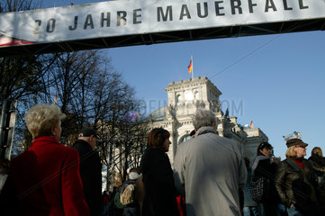 Berlin  Deutschland  Besucher auf der Festmeile zum Jubilaeum 20 Jahre Mauerfall