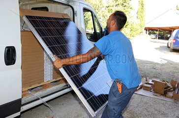 Torre Alfina  Italien  Mann holt einen Solarkollektor aus einem Lieferwagen