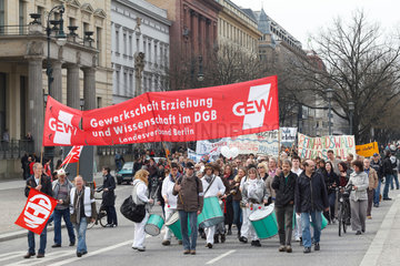 Berlin  Deutschland  Demonstrationszug der GEW auf der Strasse Unter den Linden