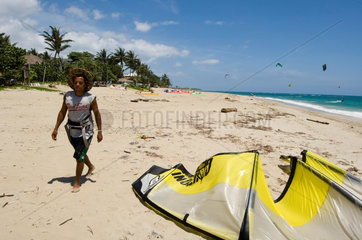 Cabarete  Dominikanische Republik  Kitesurfer am Strand