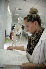 Zypern  Nikosia  Mitarbeiterin im anthropologischen Labor des CMP