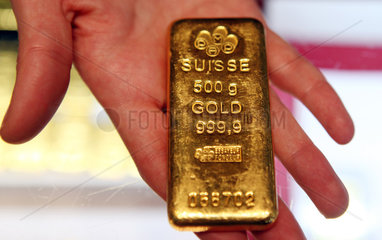 Dubai  Vereinigte Arabische Emirate  500-Gramm Goldbarren auf einer Hand